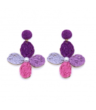 Paars gekleurde bloemen oorhangers met een wit acryl pareltje 