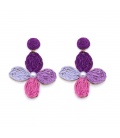 Paars gekleurde bloemen oorhangers met een wit acryl pareltje 
