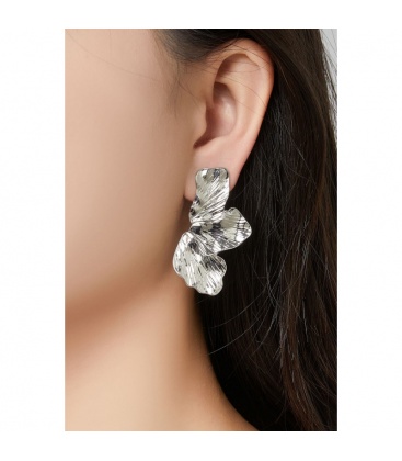 Goudkleurige oorclips met een streeppatroon