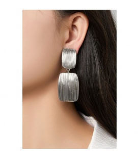 Zilverkleurige oorclips met streep motief