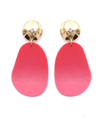 Roze oorclips met een goudkleurig oor stukje