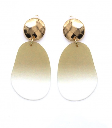 Beige oorclips met subtiele kleurverloop hanger