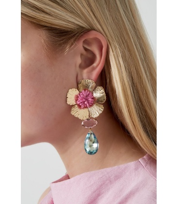 Gekleurde oorhangers met een goudkleurige bloem als oor stukje