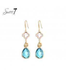 Blauwe oorhangers met een roze klavertje vier in goudkleurige setting