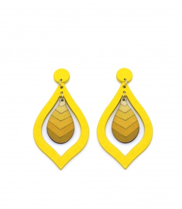 Gele oorhangers van hout met een gekleurde hanger in het midden