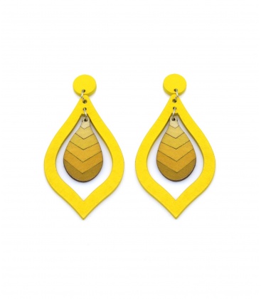 Gele oorhangers van hout met een gekleurde hanger in het midden