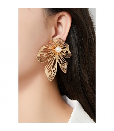 Zilverkleurige grote bloemen oorclips met imitatie pareltje