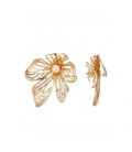 Goudkleurige grote bloem oorclips met in het midden een pareltje