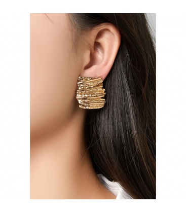 Oorclips goudkleurige recht hoekig met een streep patroon