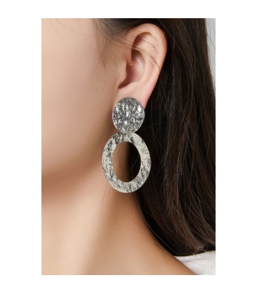 Goudkleurige oorclips met een geborsteld motief