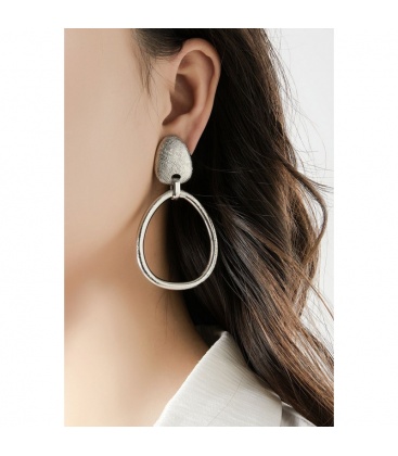 Zilverkleurige oorclips met een geribbeld motief in ei vorm