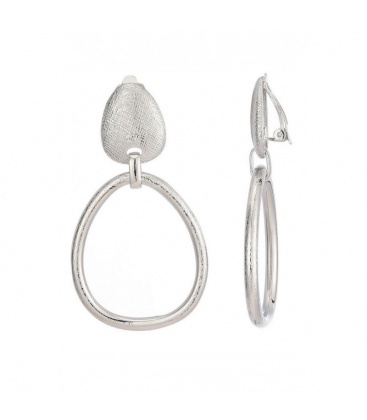 Zilverkleurige oorclips met een geribbeld motief in ei vorm