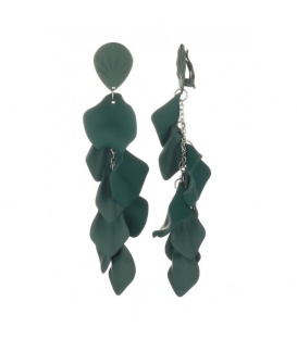 Groene oorclips met hangertjes en een bewerkt oor stukje