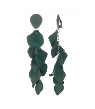 Groene oorclips met hangertjes en een bewerkt oor stukje