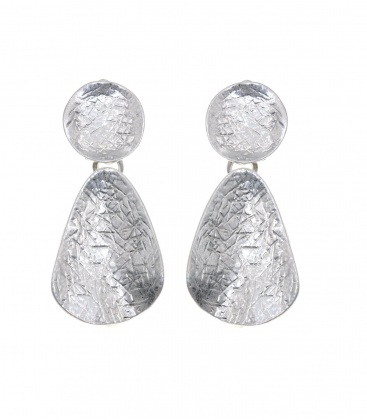 Zilverkleurige oorclips met kleine streepjes als motief