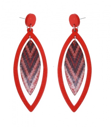 Rode houten oorhangers met een gekleurde hanger in het midden