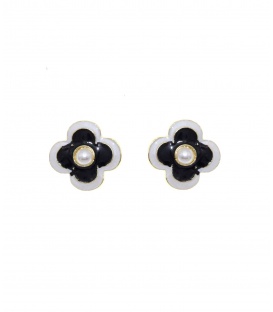 Zwarte bloemen oorclips met een creme rand en een pareltje