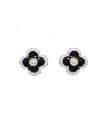 Zwarte bloemen oorclips met een creme rand en een pareltje