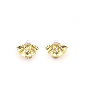 Goudkleurige oorclips in de vorm van een waaier en een pareltje