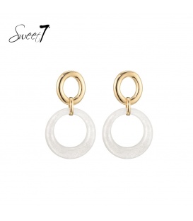 Witte oorhangers met een goudkleurige detail