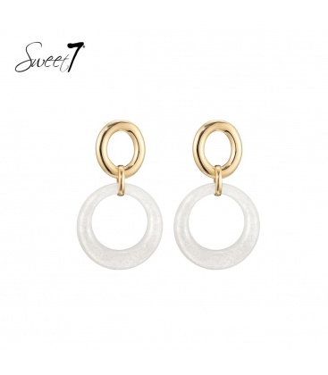 Witte oorhangers met een goudkleurige detail