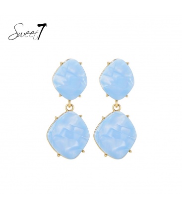 Blauwe oorhangers gemaakt van resin