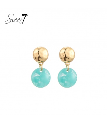 Turquoise oorhangers met een goudkleurige detail