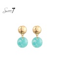 Turquoise oorhangers met een goudkleurige detail
