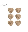 Camel kleurige oorhangers met 3 harten van raffia