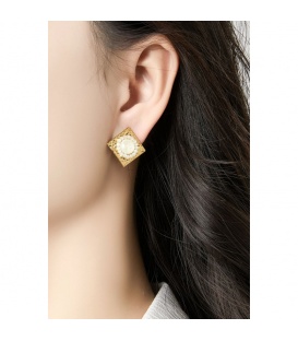 Oorclips met retro goudkleurig design en witte kralenrand