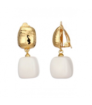 Witte oorclips met een kubus hanger en een goudkleurig oor stukje 