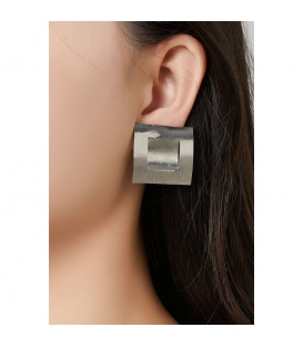 Oorclips zilverkleurig in geometrisch design met moderne uitstraling