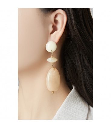 Oorclips in beige met een gemarmerde look