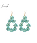 Turquoise bloemen oorhangers van glas steentjes