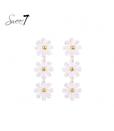 Witte bloemen oorhangers van Raffia