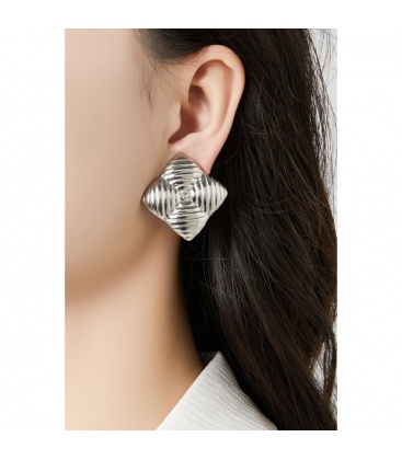 Goudkleurige oorclips met een streep motief