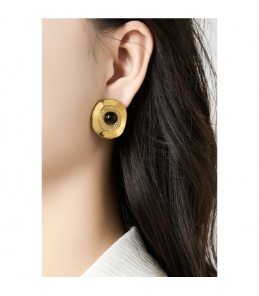 Goudkleurige oorclips met een licht roze steentje