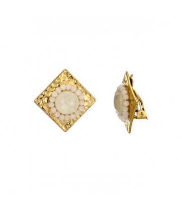 Oorclips met retro goudkleurig design en witte kralenrand