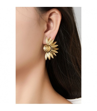 Oorclips goudkleurig in de vorm van een halve bloem