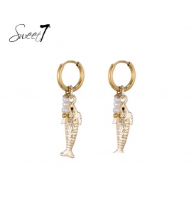 Goudkleurige oorhangers met een vissen bedel en pareltjes