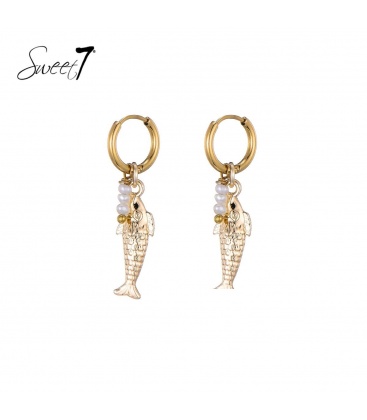 Goudkleurige oorhangers met een vissen bedel en pareltjes