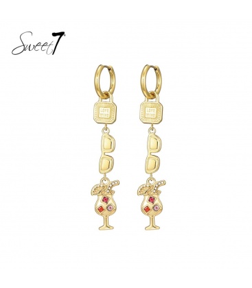 Goudkleurige oorhangers met verschillende bedels