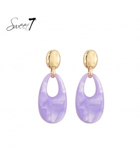 Paarse oorhangers met een goudkleurige oor stukje