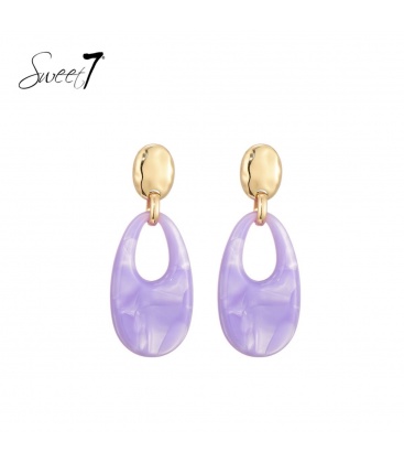 Paarse oorhangers met een goudkleurige oor stukje