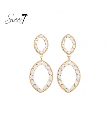 Goudkleurige oorhangers ingelegd met witte glas steentjes