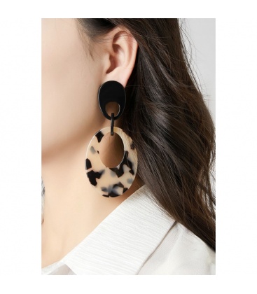 Oorclips met een luipaard print en een zwart oor stukje