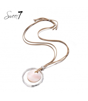 Naturel kleurige lange koord halsketting met een schelpen hanger