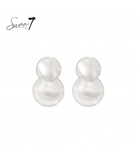 Beige oorhangers met motief