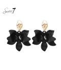 Zwarte bloemen oorhangers met een goudkleurig element
