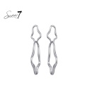 Zilverkleurige oorhangers met een modern design en open structuur